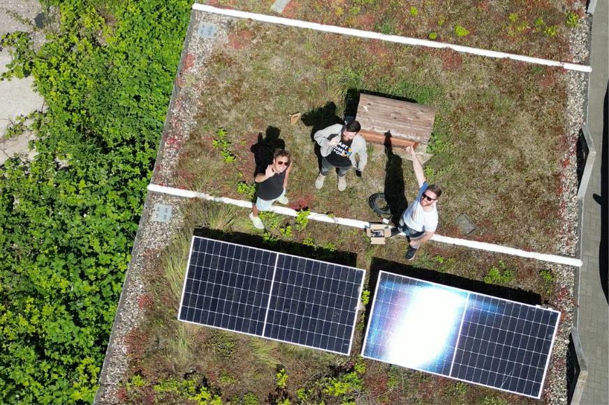 Das Yuma Flat XL Balkonkraftwerk ist im Test auf dem Garagendach aufgebaut.